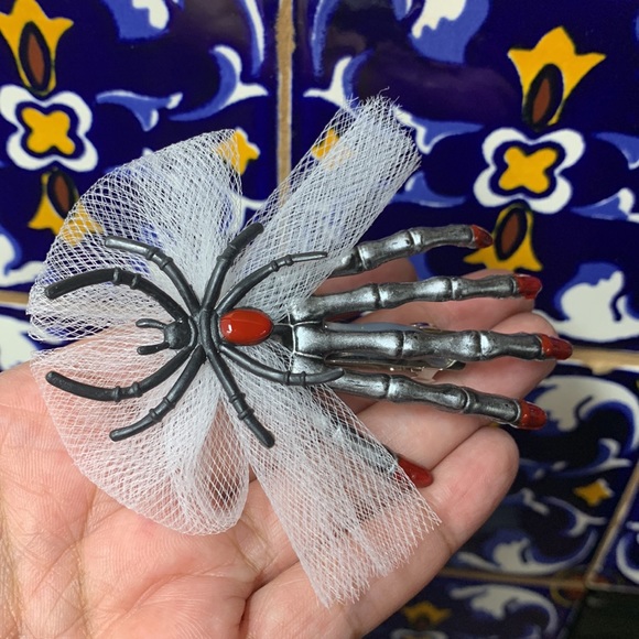 Pair Skeleton hands hair clips Halloween hair accessories - Picture 6 of 9